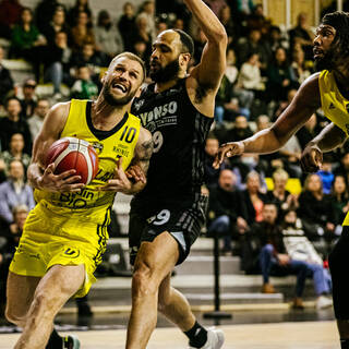 14/03/2022 - NM1 - Stade Rochelais 80 / 58 Lyonso