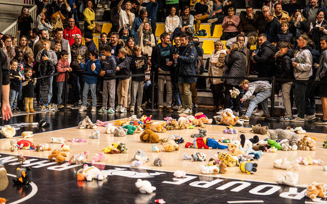 Match de Noël : le lancer de peluches est de retour !