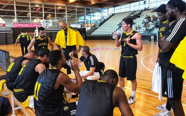 Une victoire et une défaite en amical