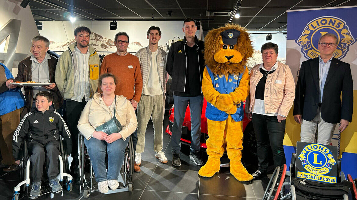 Le Lions Club Doyen offre un fauteuil à la Section handibasket !